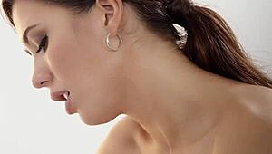 Ruby Reign, piękna laska, uwodzi przyrodniego brata na gorący seks.