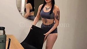 Ebony mit Fetarsch hängenden Titten verführt Monsterschwanz, würgt und leckt Eier hart