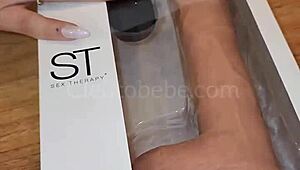 Ebony mit Fetarsch hängenden Titten verführt Monsterschwanz, würgt und leckt Eier hart