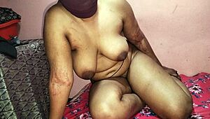 Ik verras mijn geile 18+ stiefzusje met mijn onderbroek en we neuken keihard! 😈