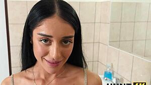 Hunt4k охотник соблазняет миниатюрную 18+ Ara Mix на сырой туалетный секс в кафе