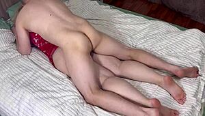 Sarışın genç kız üvey kız kardeşiyle sıcak ev sikişinde amına derin boşalma alıyor