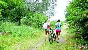 Tynn jomfru tenåring 18+ utforsker første lesbiske sex ute etter college-timer