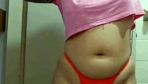 Пепека показва путката си онлайн с мигащи забавления 😏