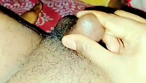 Crossdresser pissailee ja runkkaa villisti julkisessa pissiksessä