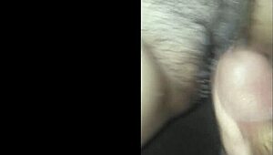 Partide crossdressing eğlenceli mi? Tüylü amcığı dışarıda sert sikiliyor izle