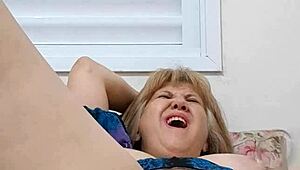 Amatør blondine med store fisselepper og patter i rå action video