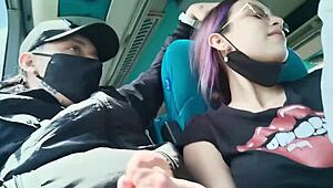 Salope suce et se fait remplir pendant qu'elle baise dans le bus public