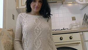 Сладко момиче ми изпрати горещо соло видео в чорапи! Уау!