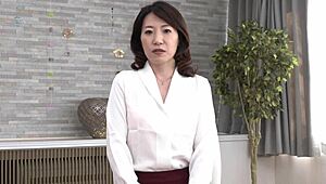 Ей, виж зрялата съпруга Миха Нобу в първата й сурова сцена!