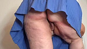 Nem hiszem el, hogy az ingatlanügynököm mini szoknyában takarít bugyi nélkül, közelről mutatja a puncit