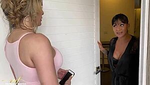 Første lesbiske sex med mandens elskerinde Monique Fuentes og Mariana Martix.