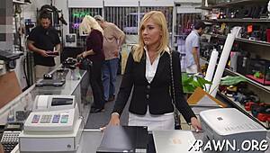 Хей, виж тази палавница как взема пари за секс в магазина! Луда сделка!