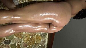 Xattlalusts oljade feta rumpa och ben i röda och mörkblå trosor tänder mig