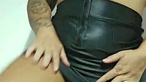 Eu saio com essa sainha na rua pra chamar aten��o dos coroa que gostam de bancar novinha