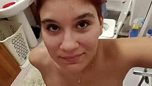 Chiara stă în baie în timp ce bătrânul european îi pișă pe țâțe ca o sclavă curvă.