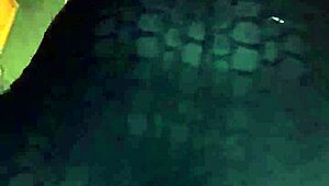 ella baila y sacude su culo grande