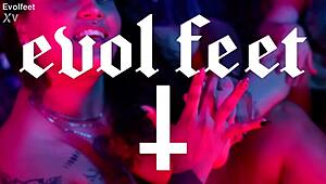 Lesbianas fetiche pies con Rotten Venus y Nath mamando dedos de pies