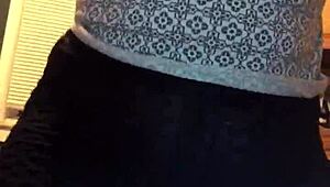 Büyük götünü sallayıp dans ediyor