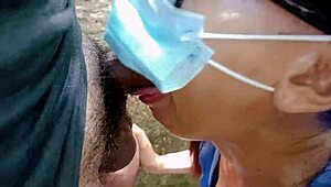 Študentka deepthroata debelega soseda na zapuščenem pokopališču close up jebanje