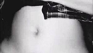 Cristiana jo močno nika fant v šolski uniformi