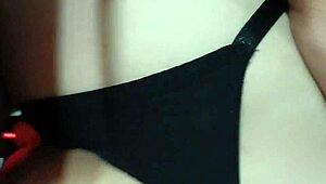 여자가 강렬한 페깅 액션으로 남자 지배해