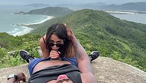 Exibicionismo - Fodendo ao Ar Livre a Safada no Pelo e Enchendo Sua Buceta de Leite