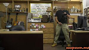 Brunette pige forhandler med ejeren på pantelåneren