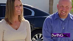 Radovedni, kako zrele swingerke odvržejo inhibicije v swing hiši za oralno skupinsko zabavo