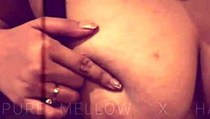 Maxine X Deepthroats Fat Dildo in Solo Show