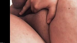 Essa gordinha peituda tá se masturbando de boa