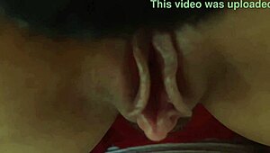 De ce să rup hainele acestei târfă în lenjerie pentru a-i mânca pizda și a o face să vină cu pula mare în sex acasă?