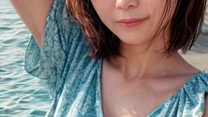 แม่บ้านใหญ่เดินริมหาด