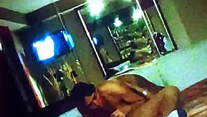 Amcamın eski karısı motelde sikimi emip toplarımı yalıyor