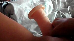 おお、新しいおもちゃでヤングラテン娘のフェラディルド超楽しい！