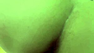 Safada lutka imee isojen luonnollisten tissien kyrvän