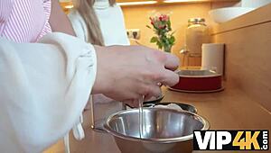 Horký sex v koupelně se zralou děvkou a zkušeným ptákem po holení chlupaté kundy.