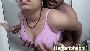 בפגישה לוהטת, אשת הודית נהנתה מזיון קרימפי מהיר עם השכן בבחור בסגנון MMS ויראלי