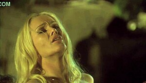 Pirang Cantik Nikmati Malam Mesra Lelaki di Taman