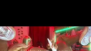 Två dildos töjer båda hålen i lingeri, kläder sönderrivna och droppande våt