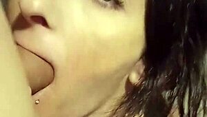 واو! الشيطانة الصغيرة تُنيك حلقها بقوة من قبل طويل الضرب في مشهد جامح