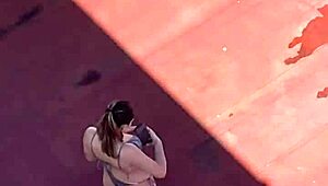 Vecinas tomando sol en la terraza parte 4