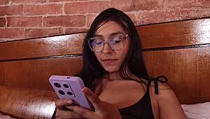 Seksi sestrična tajnica upognjena v misijonarju za hitri anal prvič amatersko, čeprav boli.