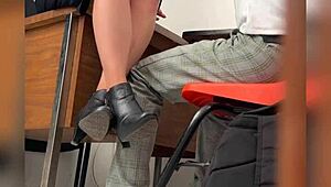 Wezwałem uczennicę do klasy na seks, ale zostaliśmy złapani na kamerze za drzwiami!