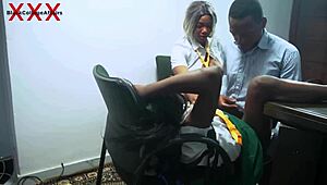 Μαθητές μαθαίνουν στη διευθύντρια doggy γαμήσι