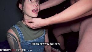 Drzý venkovní rychlý sex s hlubokým hrdlem a šukáním v psí pozici s orgasmem v cowgirl.