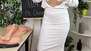 Il benessere sessuale è fantastico quando mi masturbo con piedi e occhiali 😏