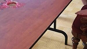 เหยียบน้ำแตกจากควยใหญ่ด้วยเท้าบนโต๊ะ ครองเขาสุดแรง!