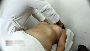 Detaljert hårløse fittelepper spredd i lidenskapelig misjonærknulling av monsterkukk på barbert fitte