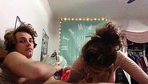 Lei fa pompino perfetto prima che la pieghi per gola profonda